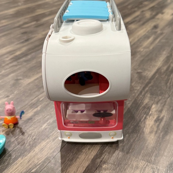 Peppa Pig Peppa’s Adventures Peppa’s Family Motorhome Toy playset - Picture 10 of 10